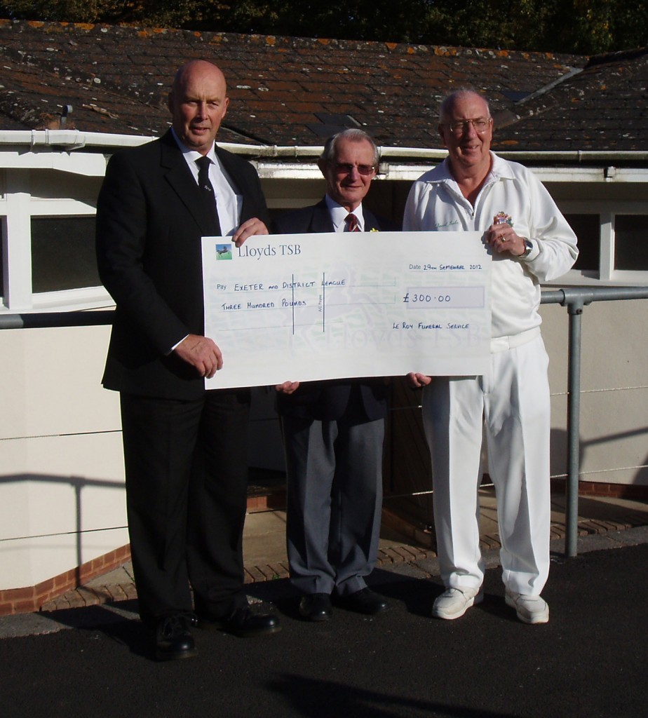 Mike Leyman of Le Roy Funerals, Fred English E&D Bowls League President and bowls team member with large cheque